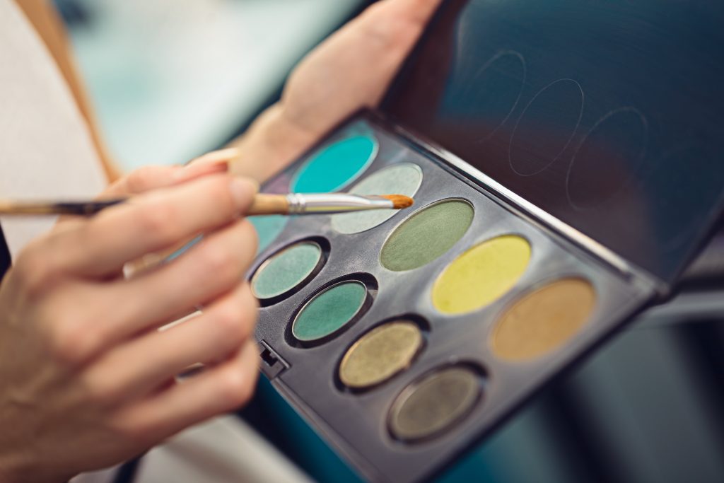 How to clean eyeshadow palette?