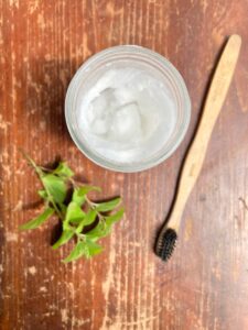 Baking_Soda_and_Coconut_Oil_Whitening_Toothpaste_20250907044640