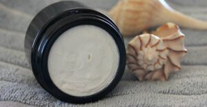 DIY_Natural_Sunscreen_with_Coconut_Oil_and_Essential_Oils_20250904160859
