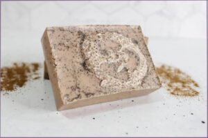 Melt_and_Pour_Loofah_Soap_with_Cinnamon__Essential_Oils_20250907061805