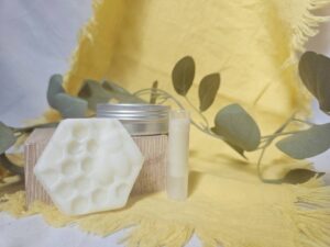Simple_Beeswax_Lotion_Bars_for_Deep_Hydration_20250907063700