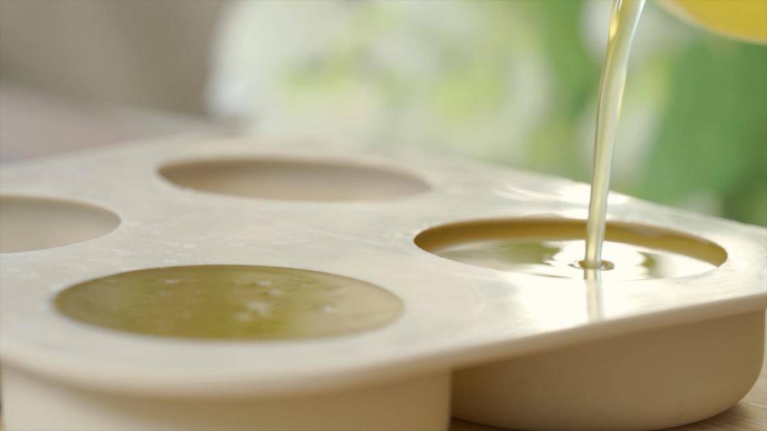 15 DIY Solid Conditioner Bar Recipes Image