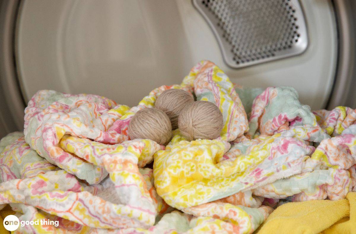 28 Felt Dryer Balls DIY Ideas Image