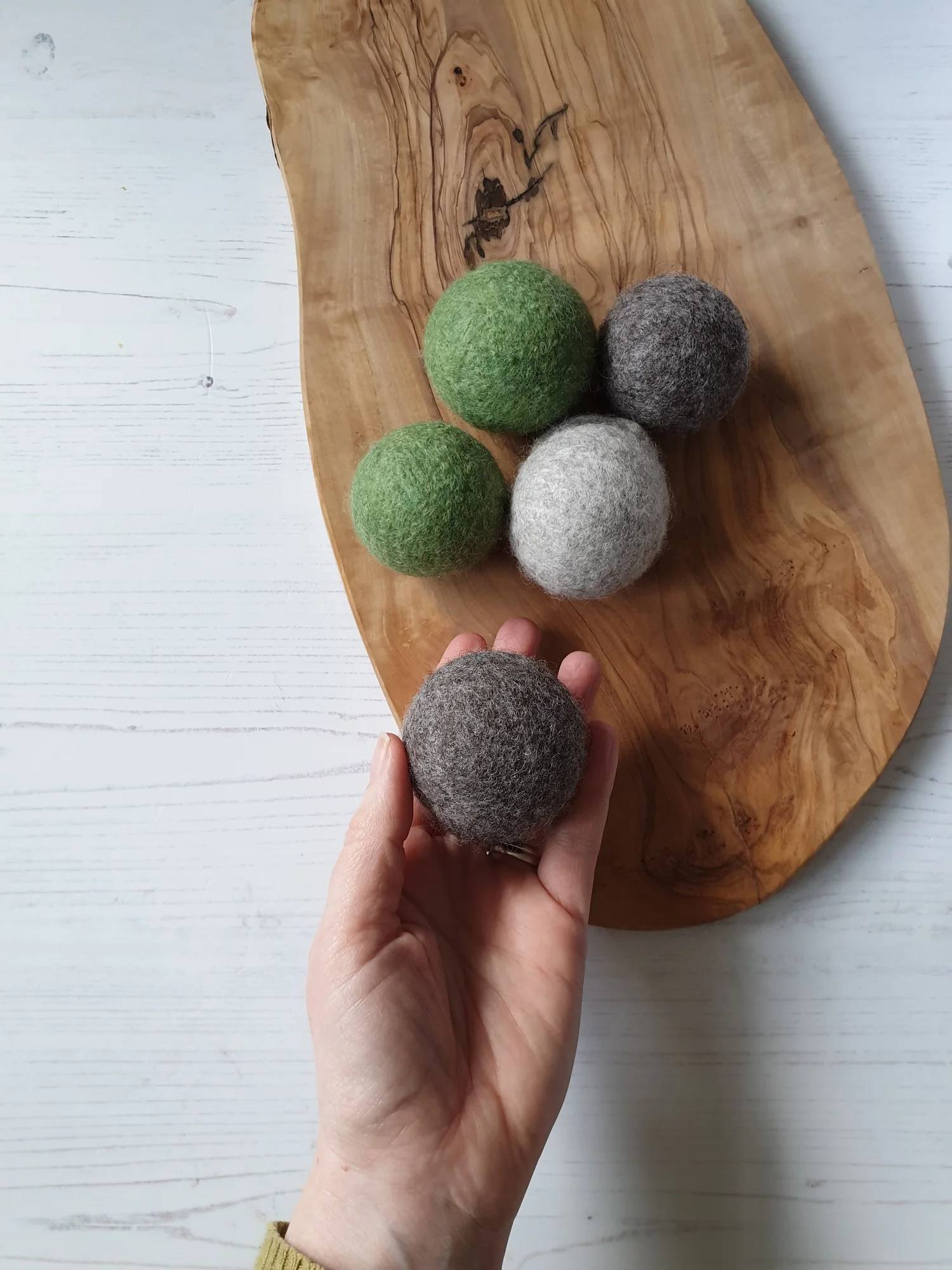 28 Felt Dryer Balls DIY Ideas Image