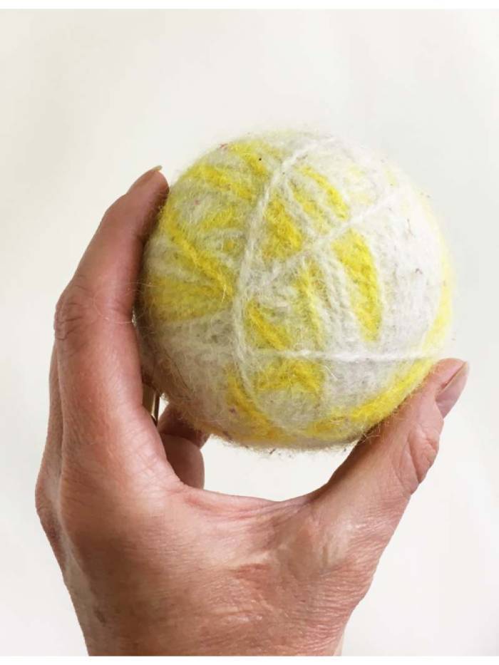 28 Felt Dryer Balls DIY Ideas Image