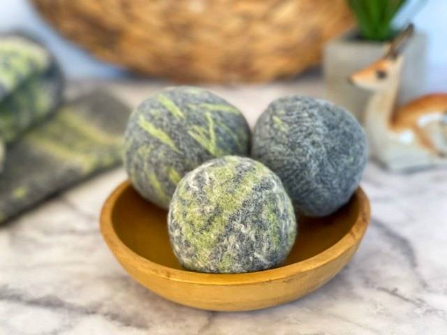 28 Felt Dryer Balls DIY Ideas Image
