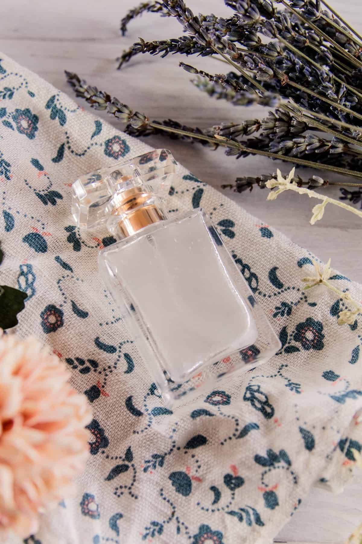 25 Essential Oil Perfume Recipes Roller Image