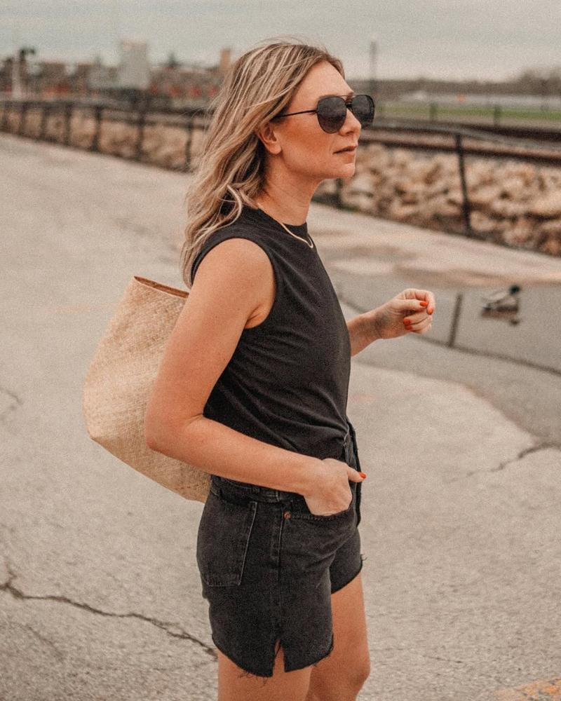 25 Black Denim Shorts Outfits Image