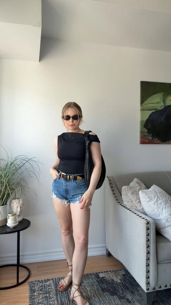 25 Black Denim Shorts Outfits Image