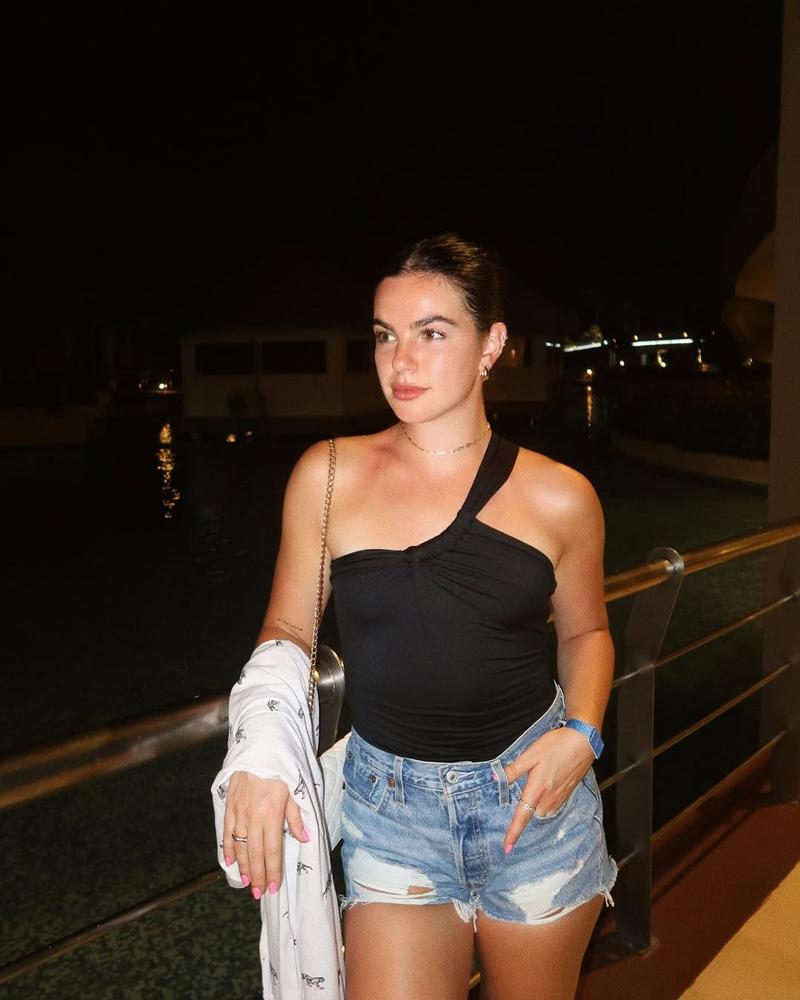 25 Black Denim Shorts Outfits Image