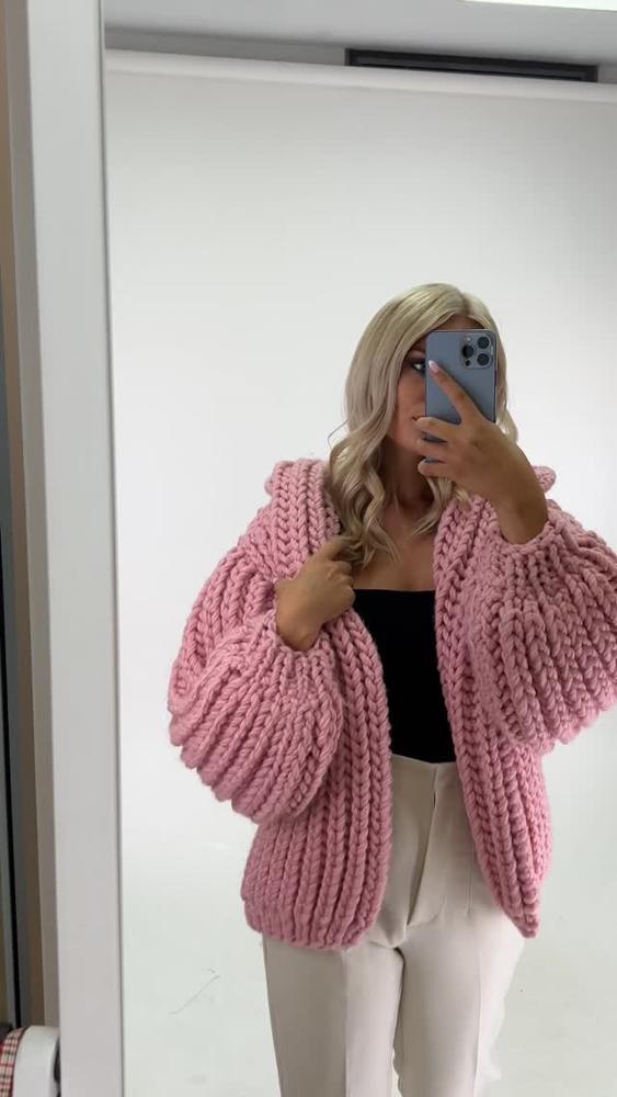 22 Chunky Pink Cardigan Outfits Image