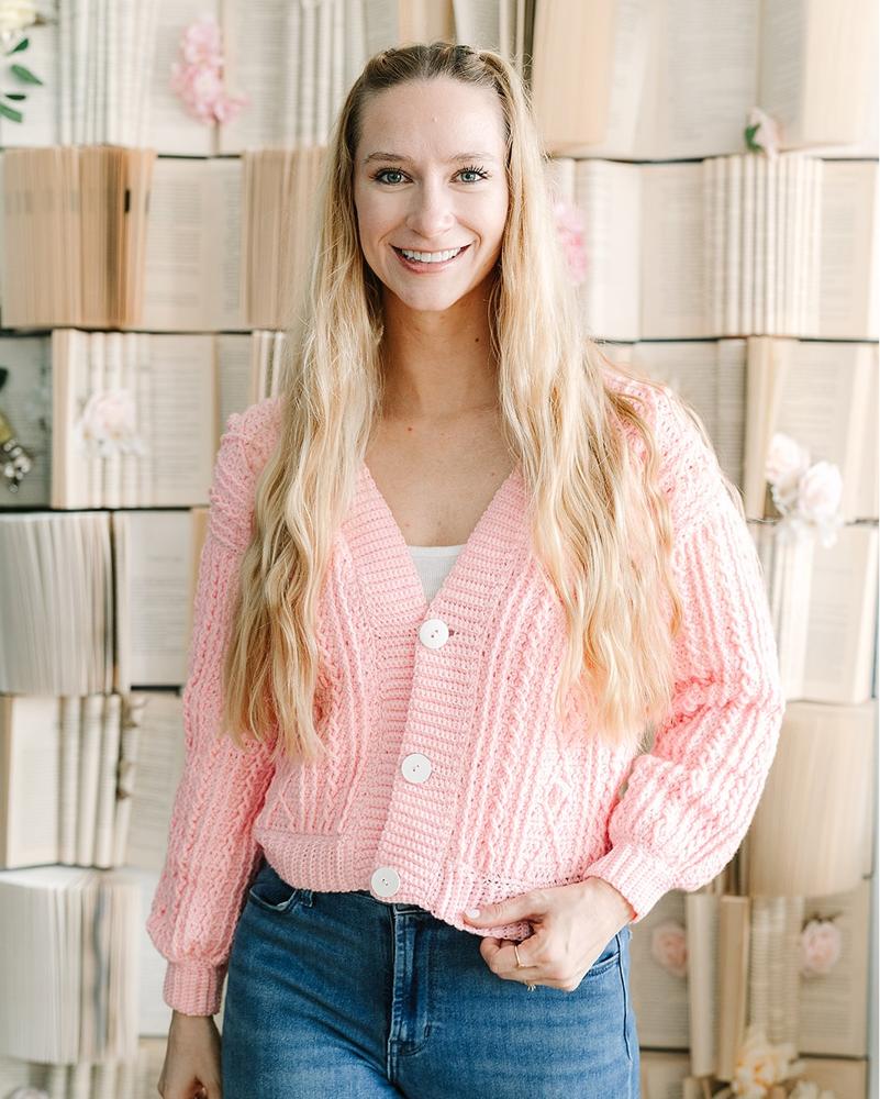 22 Chunky Pink Cardigan Outfits Image