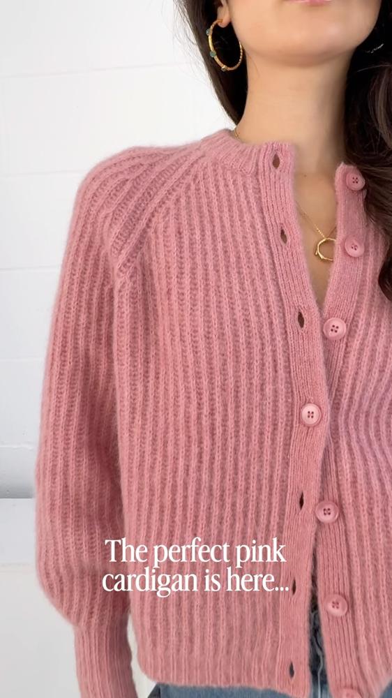 22 Chunky Pink Cardigan Outfits Image