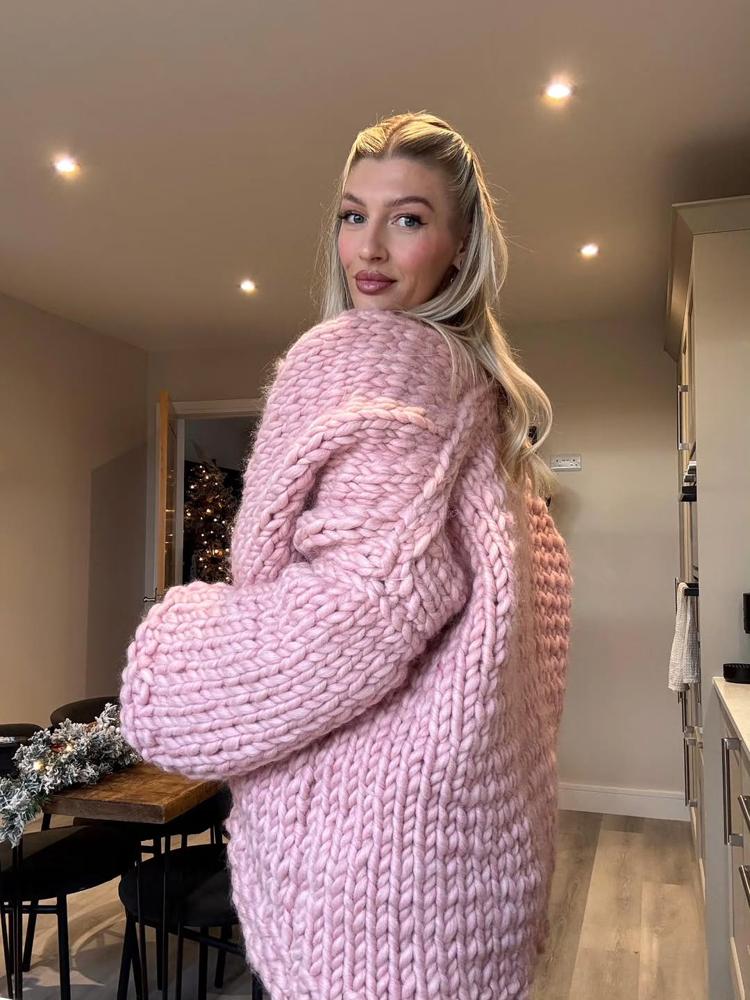 22 Chunky Pink Cardigan Outfits Image