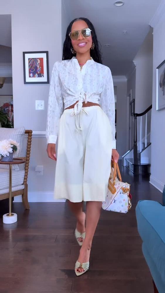 19 White Bermuda Shorts Outfits Image