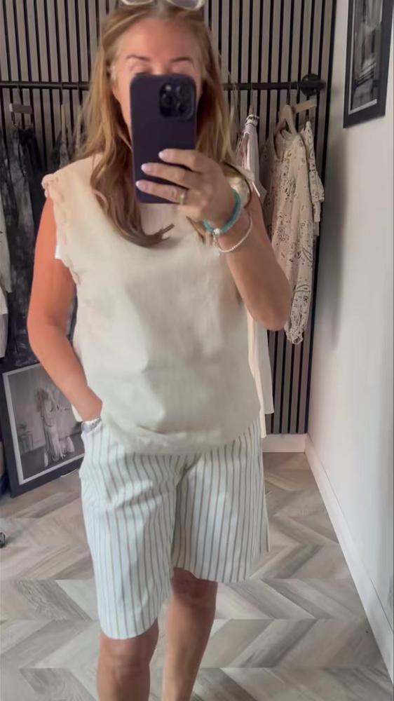 21 White Bermuda Shorts Outfits For Curvy Image