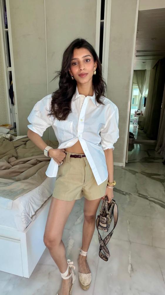 19 Beige Shorts Outfits Image