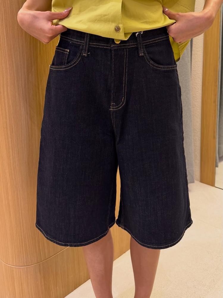 22 Grey Bermuda Shorts Outfits Image