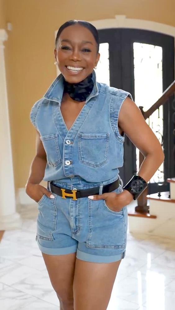 24 Blue Denim Shorts Outfits Image