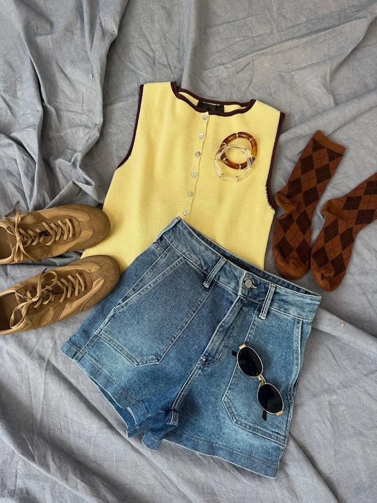 25 Black Denim Shorts Outfits Image