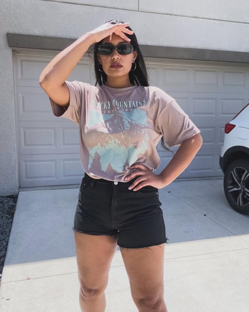 25 Black Denim Shorts Outfits Image