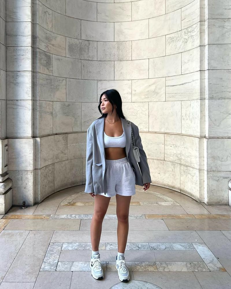 21 Grey Shorts Outfits Image