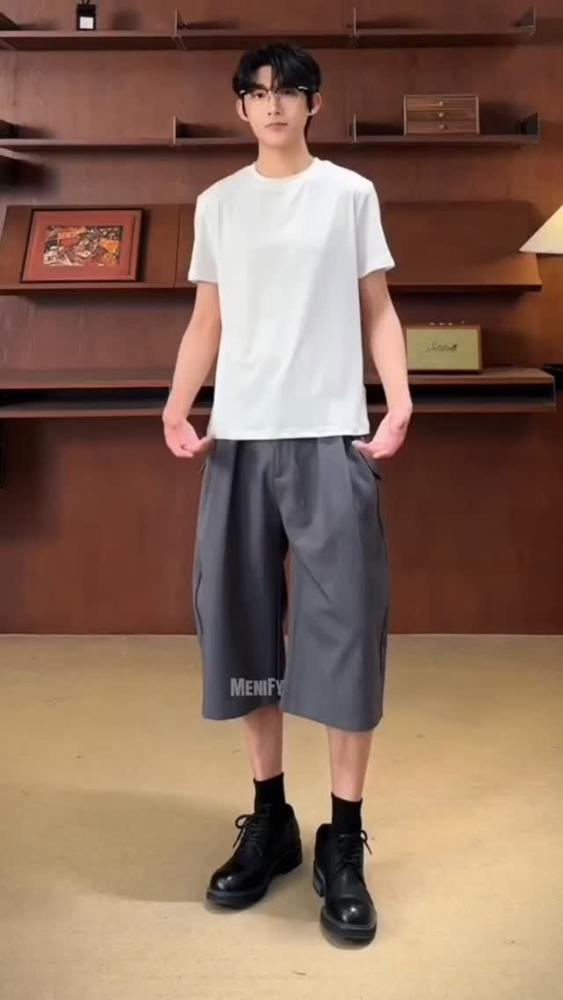 21 Grey Shorts Outfits Image