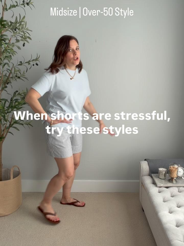 21 White Bermuda Shorts Outfits For Curvy Image