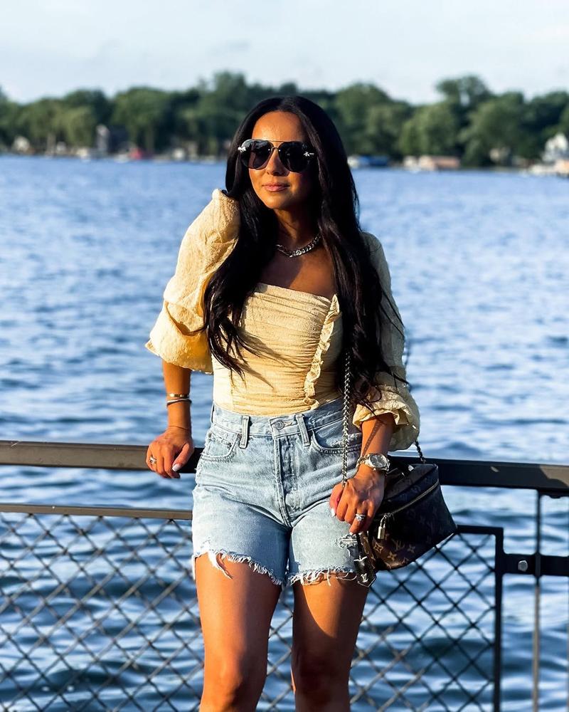 24 Blue Denim Shorts Outfits Image