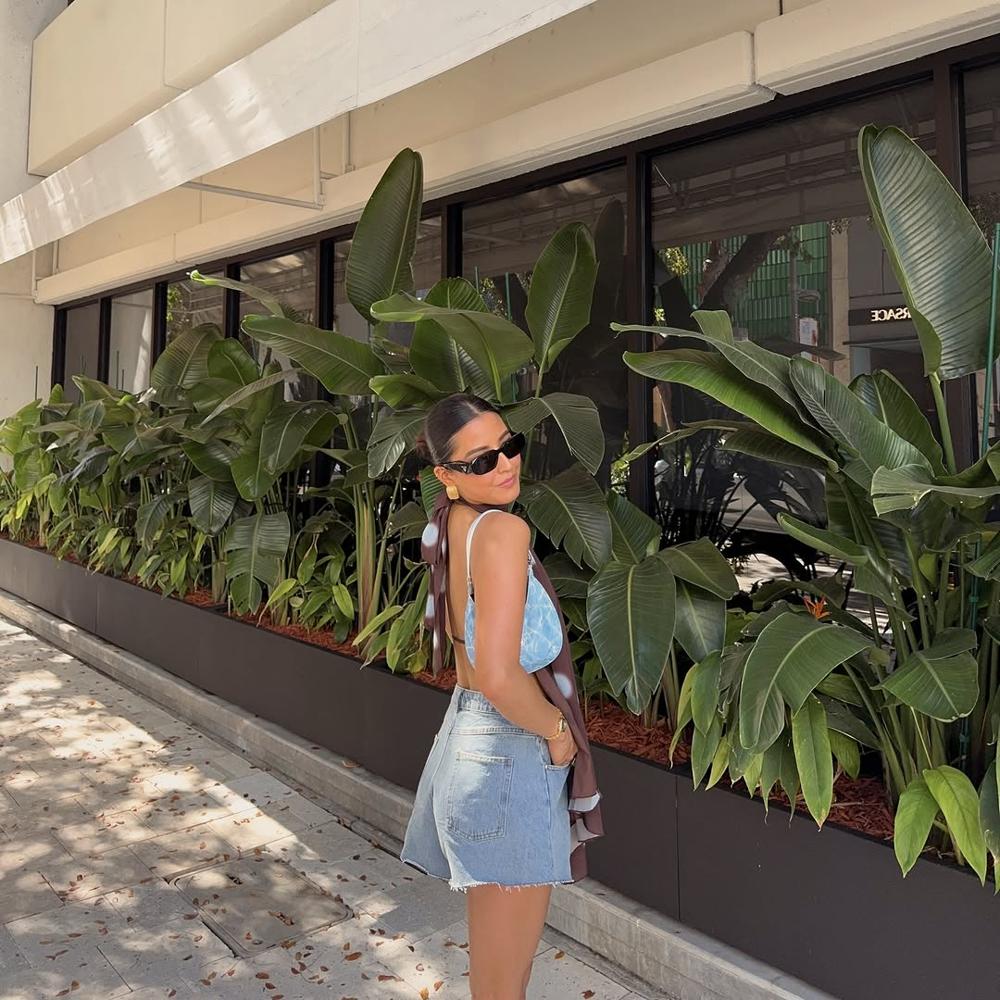 24 Blue Denim Shorts Outfits Image
