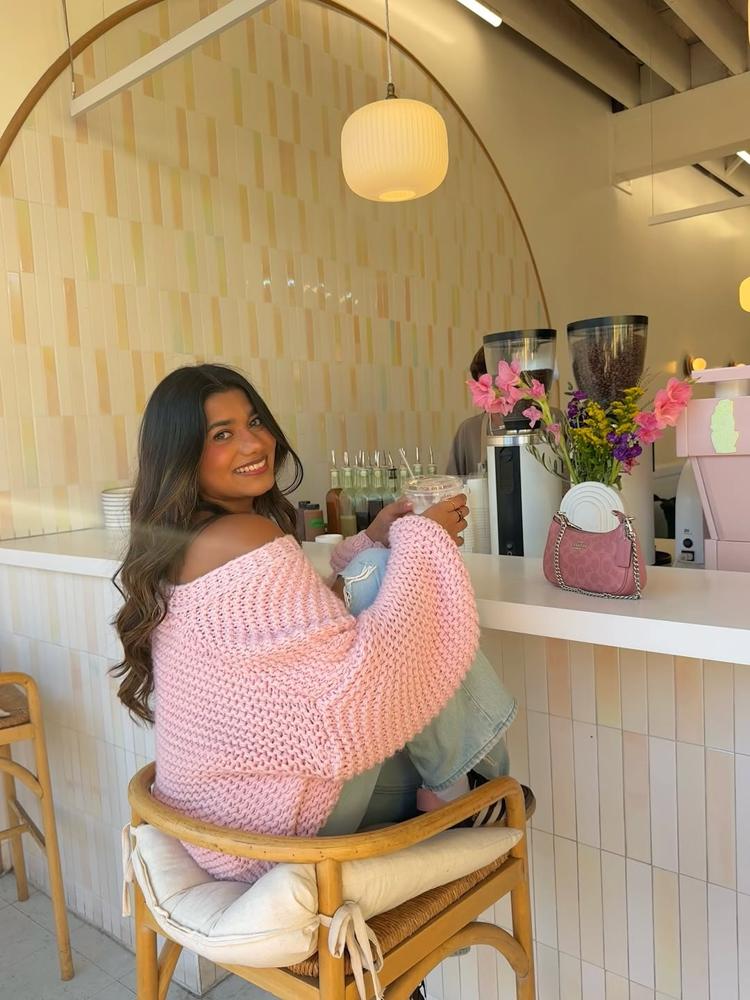22 Chunky Pink Cardigan Outfits Image