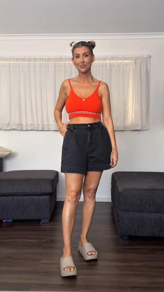 23 Orange Shorts Outfits Image