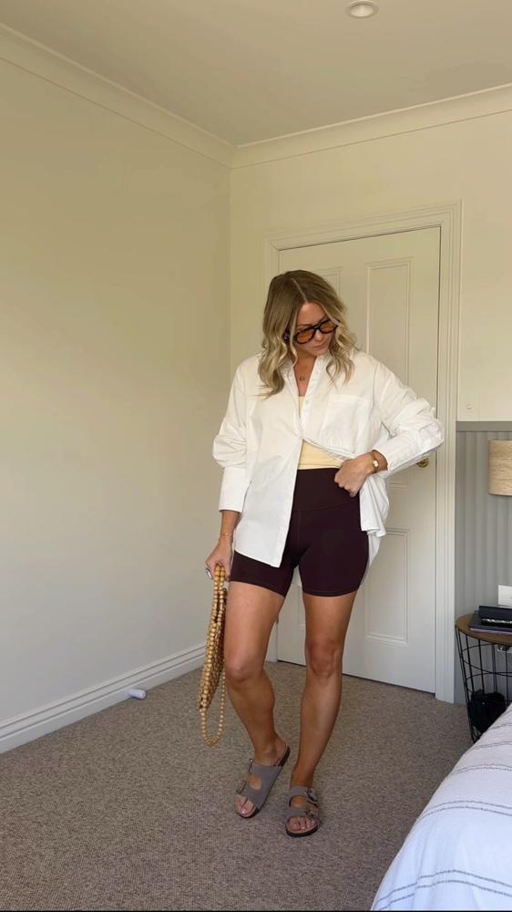 21 White Bermuda Shorts Outfits For Curvy Image