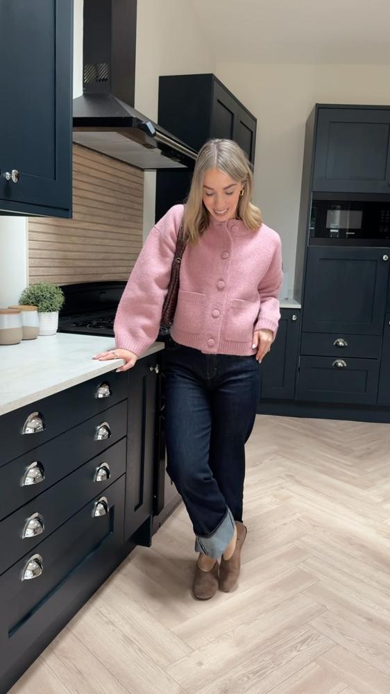22 Chunky Pink Cardigan Outfits Image