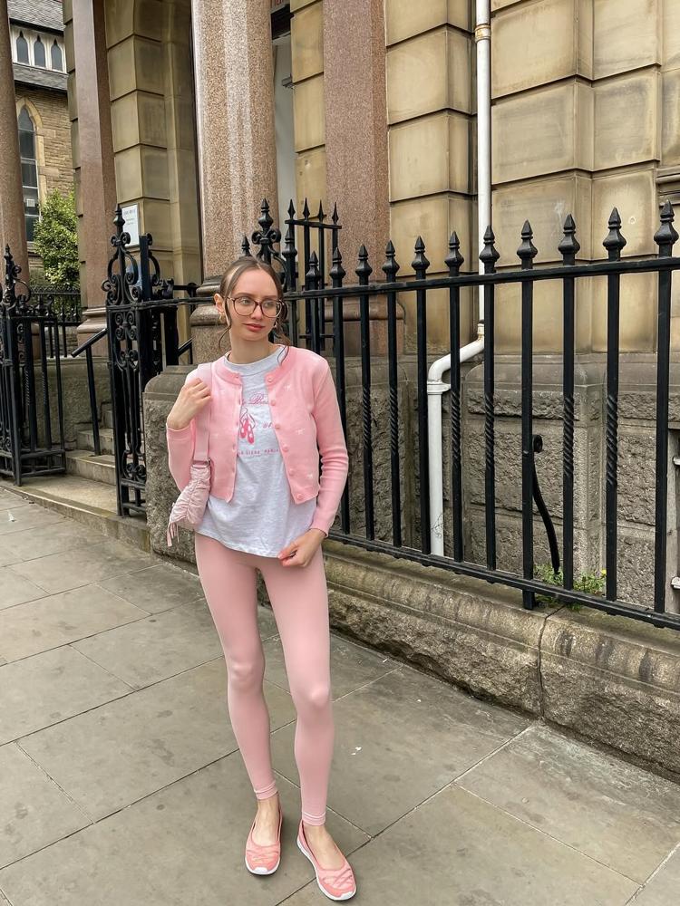 22 Chunky Pink Cardigan Outfits Image
