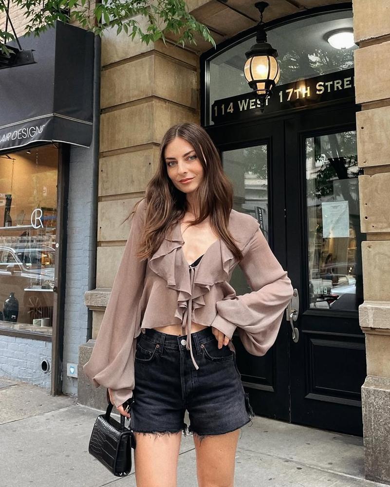 25 Black Denim Shorts Outfits Image