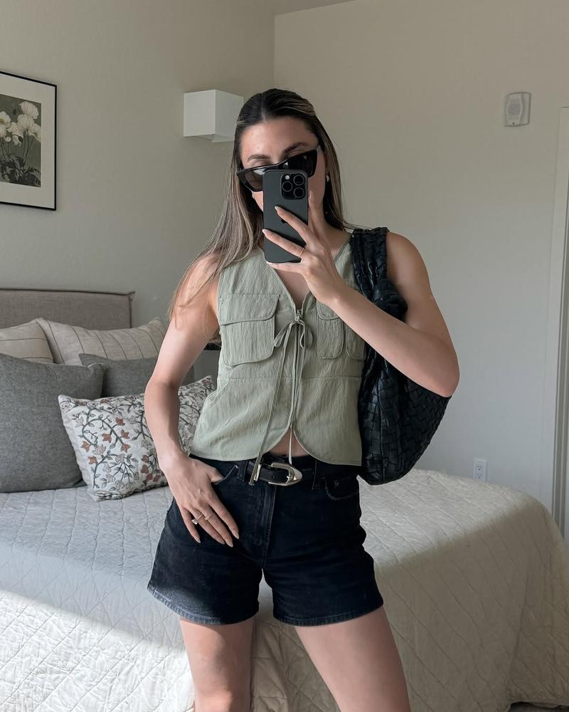 25 Black Denim Shorts Outfits Image