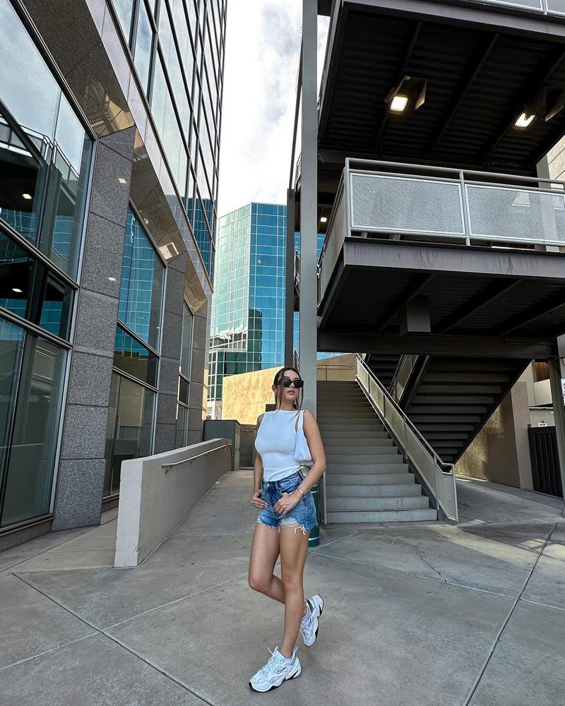 24 Blue Denim Shorts Outfits Image