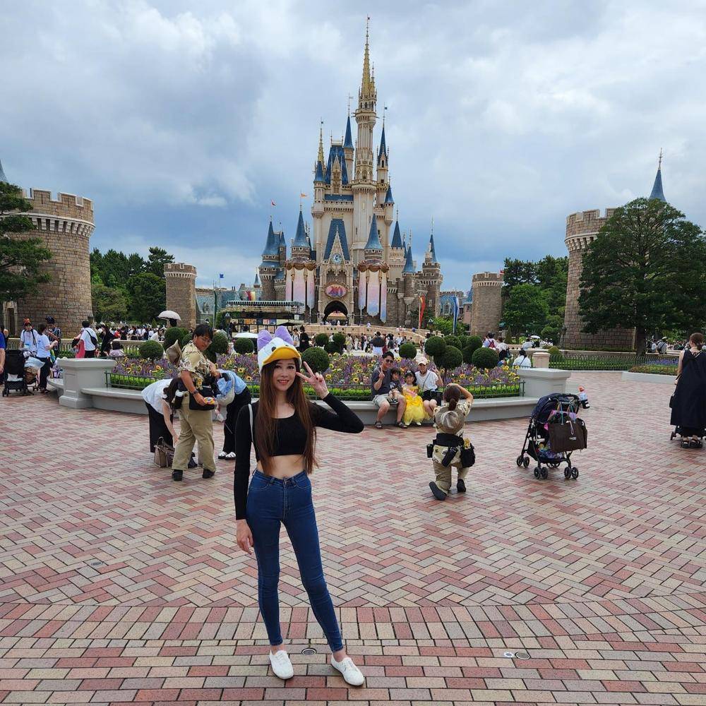 23 Tokyo Disneyland Outfits Image