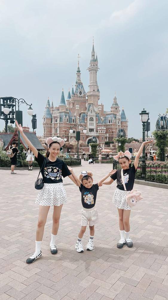 19 Shanghai Disneyland Outfits Image