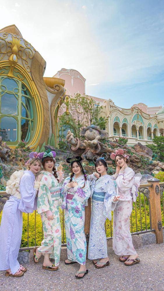 23 Tokyo Disneyland Outfits Image