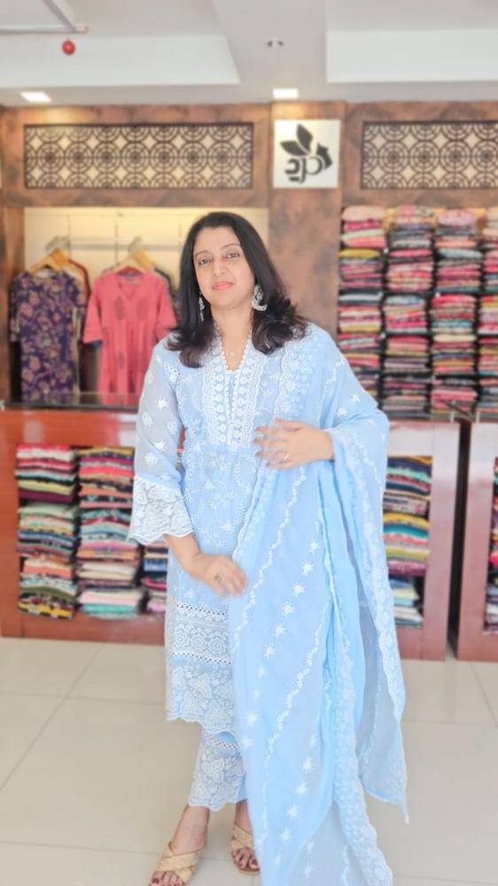 26 Satin Lace Paisley Cup Top Outfits Image