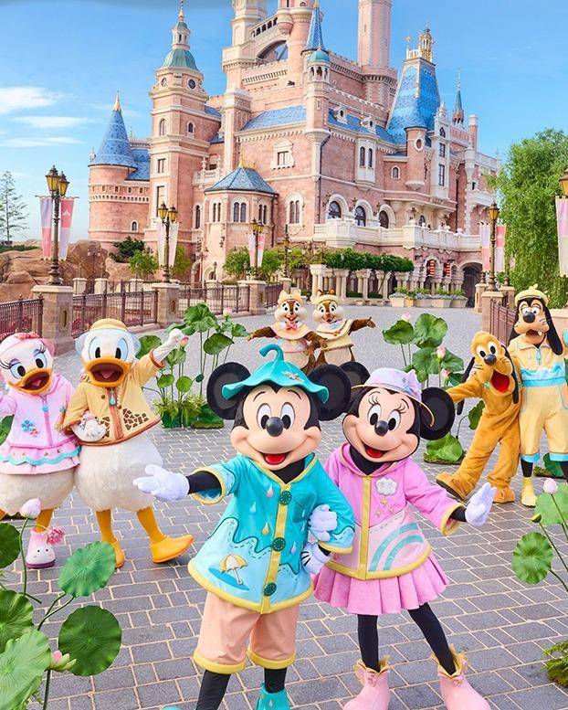 19 Shanghai Disneyland Outfits Image