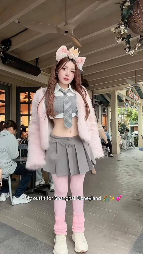 19 Shanghai Disneyland Outfits Image