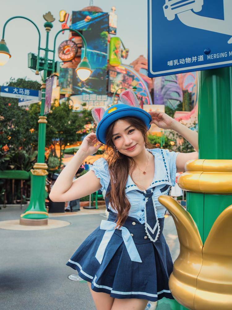 19 Shanghai Disneyland Outfits Image