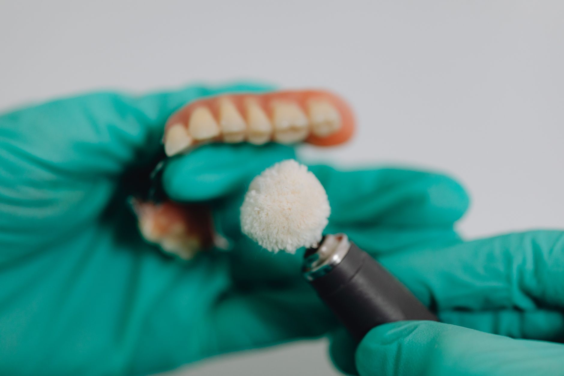 Homemade denture cleaning solutions with natural ingredients