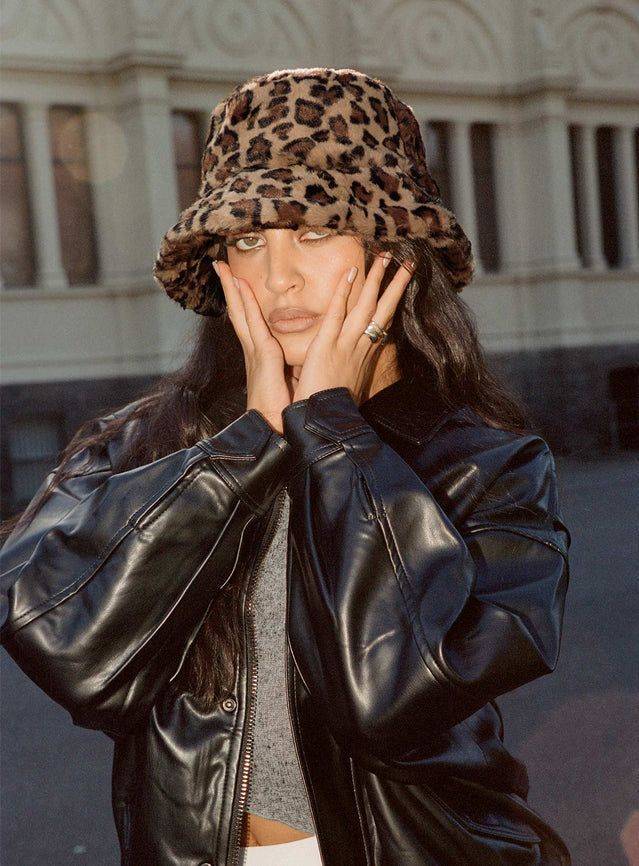 26 Bucket Hat Outfit Ideas Image