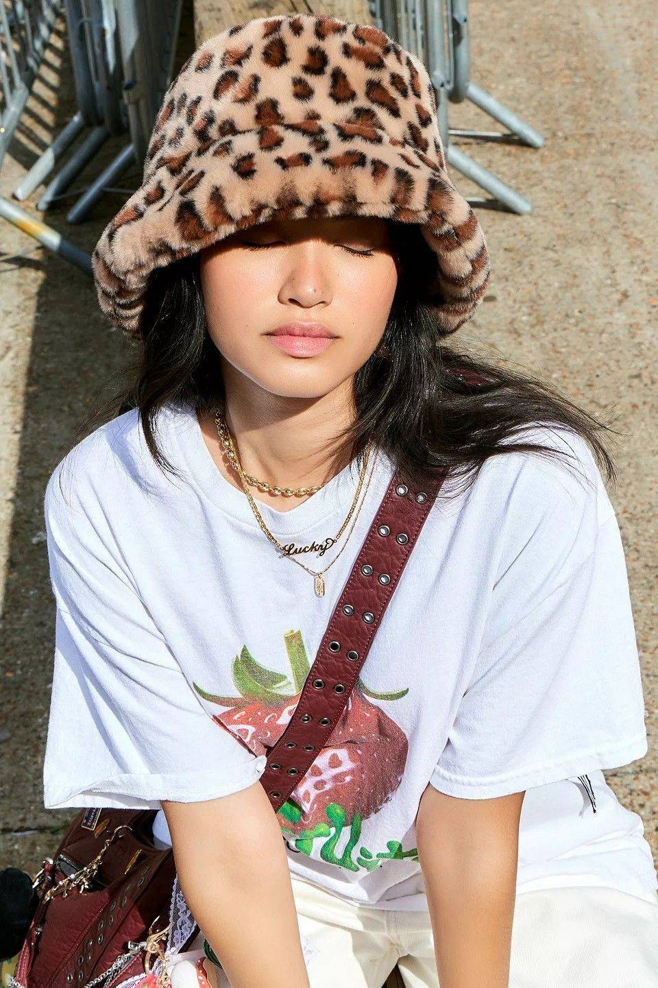 26 Bucket Hat Outfit Ideas Image