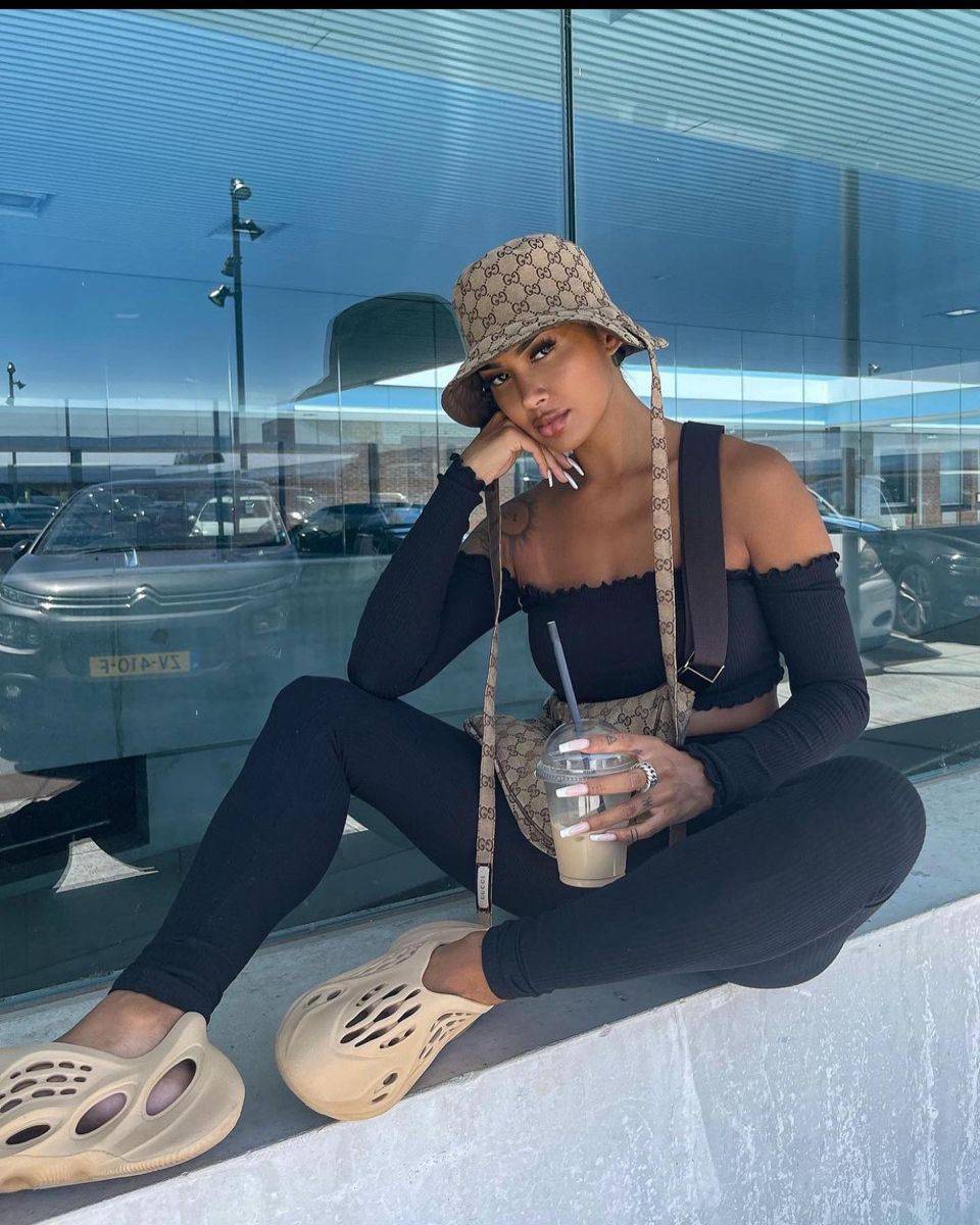 26 Bucket Hat Outfit Ideas Image