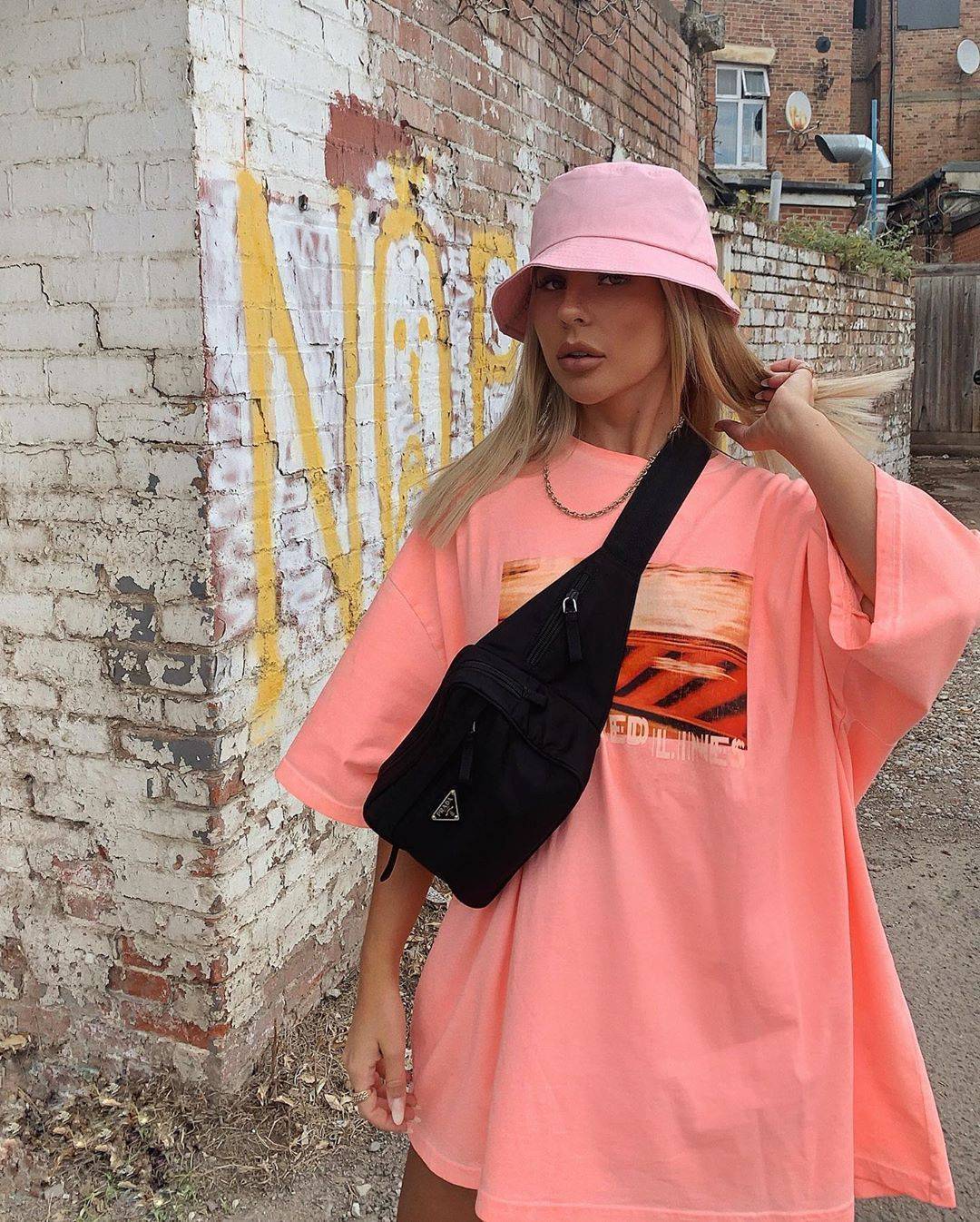 26 Bucket Hat Outfit Ideas Image